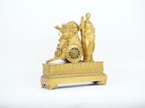 une horloge en or surmontée d'une statue