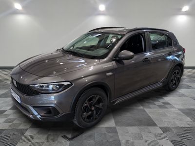 Le nouveau SUV Fiat est garé dans un showroom dont le sol est en damier.