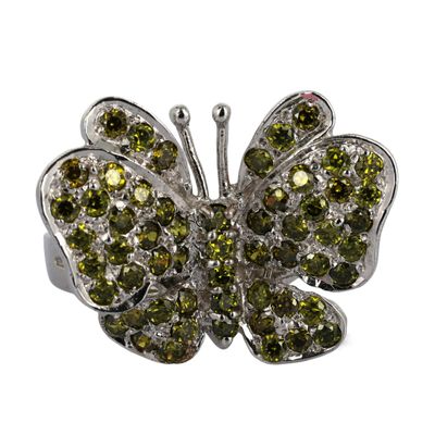 une image d'une bague en forme de papillon ornée de cristaux verts et blancs