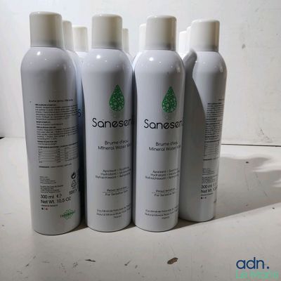 six flacons d'une lotion quelconque posés sur une table