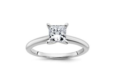 une bague sertie d'un diamant taille princesse, sur fond blanc
