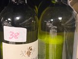 des bouteilles de vin sont alignées sur une étagère dans un magasin