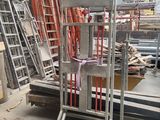 une grande pile de chaises et d'échelles dans un entrepôt
