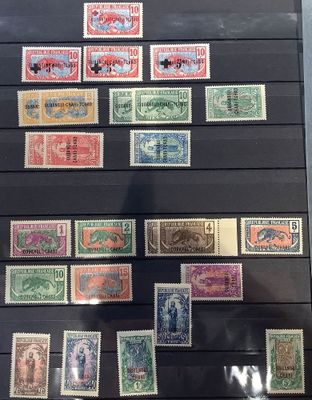 La collection de timbres est exposée dans une vitrine.