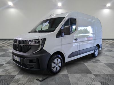 la camionnette blanche est garée sur le sol en damier d'une pièce