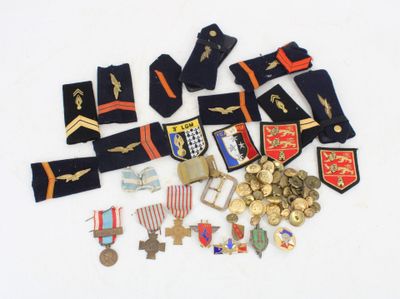 de nombreux insignes et médailles militaires sur un fond blanc