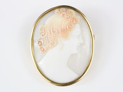 Broche en or jaune, centrée d'un camée coquillage figurant u…