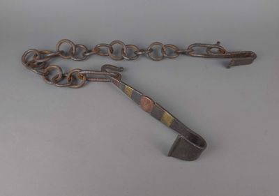 une image représentant un objet métallique auquel est attachée une chaîne