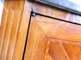 un gros plan d'une porte en bois avec une poignée