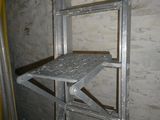une échelle adossée au mur d'une pièce