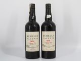 deux bouteilles de vin rouge posées l'une à côté de l'autre sur une surface blanche