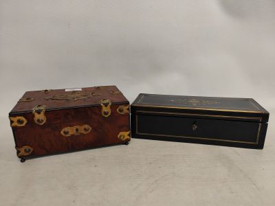 Jolie boîte à gants en bois noirci et placage de loupe à déc…