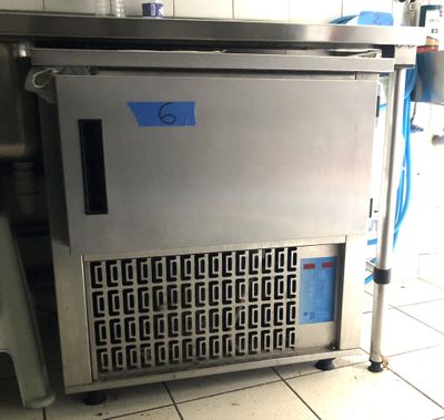 une machine qui se trouve au milieu d'une cuisine