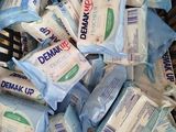un bac rempli de papier toilette et d'autres objets