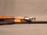 un pistolet posé sur le dessus d'un sac