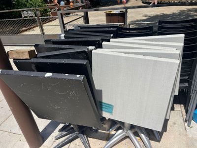 beaucoup de chaises empilées au bord de la rue