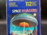 une vieille boîte de jeu vidéo sur laquelle figure l'image d'une soucoupe volante extraterrestre