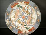 une assiette ornée d'un motif posée sur une table