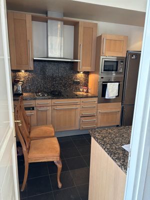 une vue d'une cuisine avec une chaise à l'intérieur