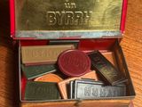 une vieille boîte en bois contenant plusieurs types de timbres