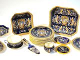 de nombreux objets bleus et dorés sur la table