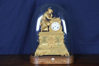 Pendule en bronze doré à décor d'un personnage à l'écriture …