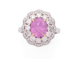 une bague en saphir rose et diamant