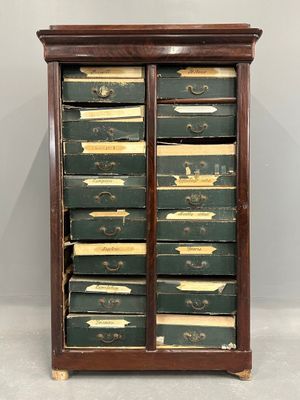 CARTONNIER à doucine en placage d'acajou présentant 16 empla…