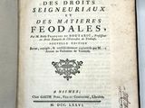 un livre avec l'image d'un oiseau dessus