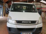 une camionnette blanche garée à l'intérieur d'un bâtiment