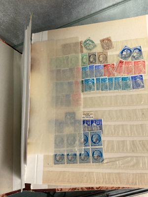un livre ouvert avec des timbres, posé sur une table