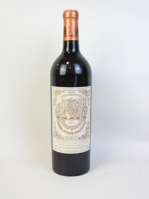 une bouteille de vin posée sur une table