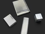 quatre types différents de briquets posés sur une surface noire
