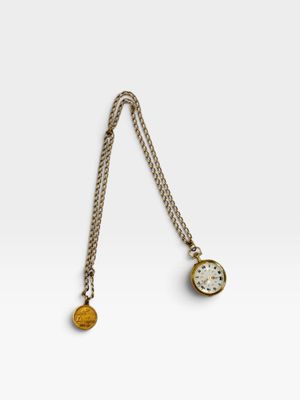 une image représentant une montre de poche avec une chaîne sur fond blanc