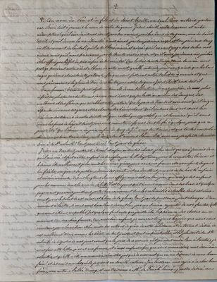 un vieux document écrit posé sur une table