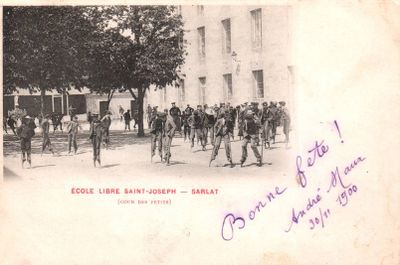 CPA : Ecole Libre Saint-Joseph   Sarlat (Cour des Petits)