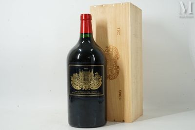 une bouteille de vin posée à côté d'une caisse en bois