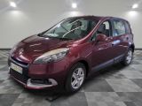la voiture rouge est garée dans le garage sur un sol en damier