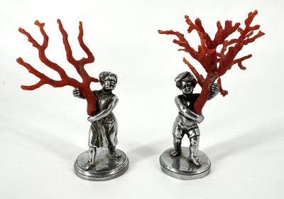 paire de figurines en argent représentant un homme et une femme, ornées de coraux rouges