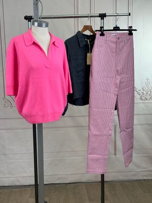 deux chemises et un pantalon posés sur un mannequin dans une pièce