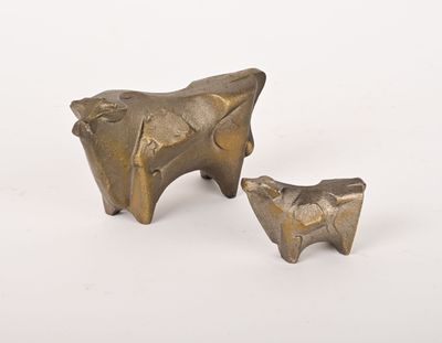 paire de figurines en bronze représentant une vache et un veau