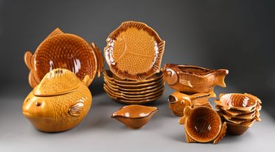 plusieurs pièces de poterie posées sur une table