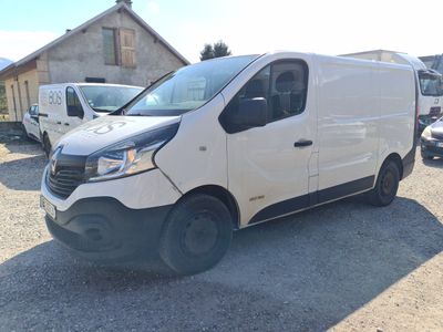 une camionnette blanche garée sur un terrain
