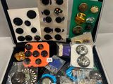 une boîte en métal remplie d'une sélection de boutons et de boutons