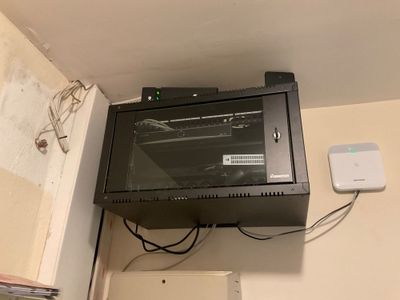 un téléviseur posé sur un meuble