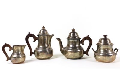 trois théières en argent et une cafetière posées les unes à côté des autres