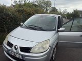une voiture argentée garée sur un parking à côté d'une autre voiture argentée