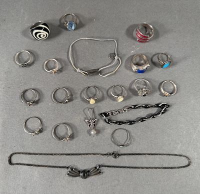 Plusieurs bagues et bracelets différents sont disposés sur une table