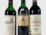 trois bouteilles de vin posées l'une à côté de l'autre sur une table