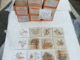 une table sur laquelle sont posées de nombreuses cartes
